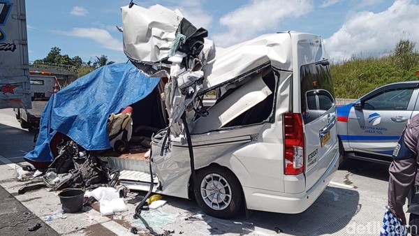 Korban Kecelakaan Tol Cisumdawu: Travel Tabrak Truk, 3 Orang Tewas, 6 Luka-Luka